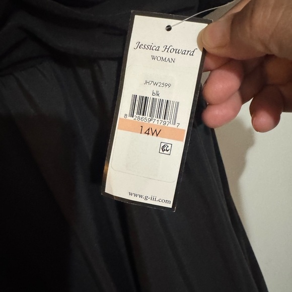 Elegant Black Off-Shoulder Dress - Picture 4 of 10